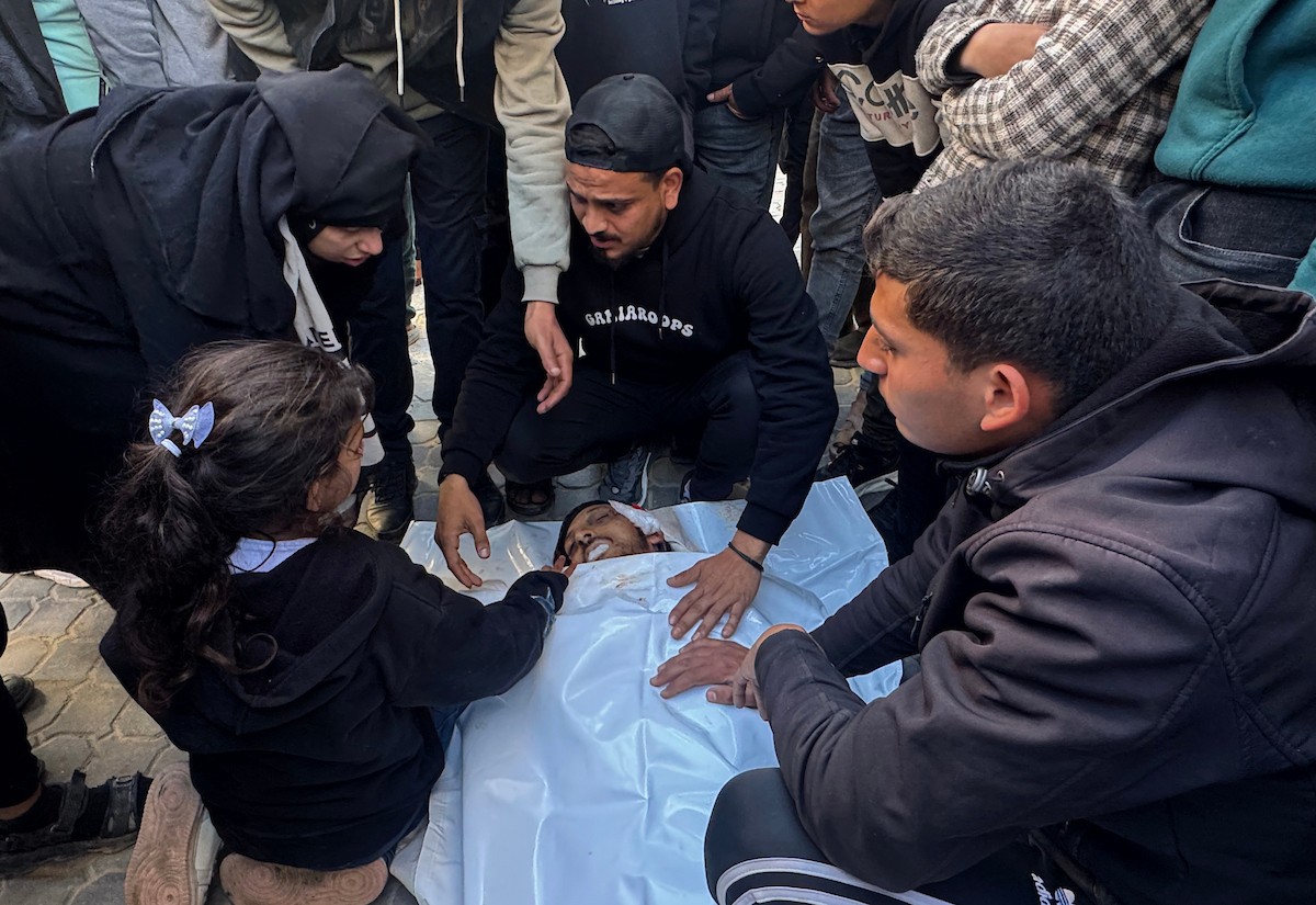 ودّع فلسطينيون جثماني الشقيقين سعيد وفهمي قدوم، اللذين استُشهدا في غارة جوية إسرائيلية بطائرة مسيّرة في حي الشجاعية شرق مدينة غزة، في 28 مارس/آذار 2026.