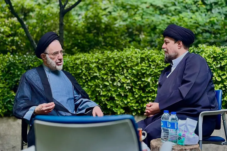 حسن الخميني (يمين) ومحمد خاتمي زعيم التيار الإصلاحي (حساب أحمد الخميني على إنستغرام).webp