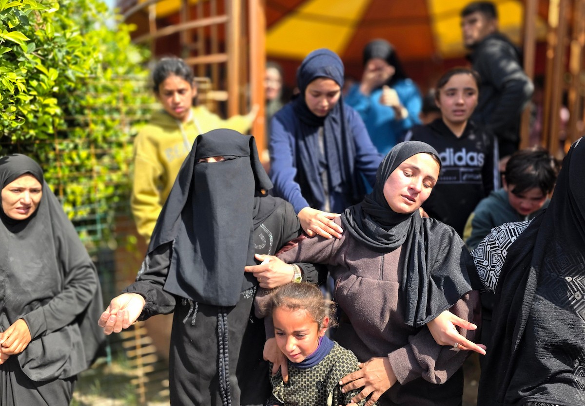 الفلسطينيون ينعون أحباءهم في أعقاب هجوم الجيش الإسرائيلي على خان يونس، غزة، في 4 مارس/آذار 2026. استشهد منتصر سعد سمور، 41 عامًا، في هجوم للجيش الإسرائيلي على بلدة بني سهيلة، شرق خان يونس، في انتهاك لوقف إطلاق النار. صورة: طارق محمد