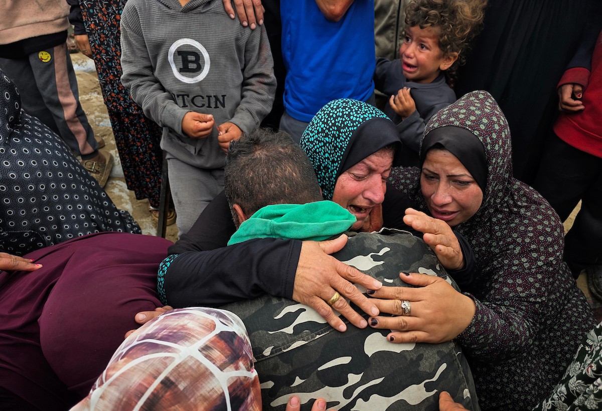 وصل جثمان الطفل مقبل بربخ إلى مستشفى ناصر بعد أن قُتل بنيران الجيش الإسرائيلي أثناء توجهه لاستلام طرد غذائي في شارع صلاح الدين، شرق خان يونس، جنوب قطاع غزة، في 29 مارس/آذار 2026. (صورة: طارق محمد)