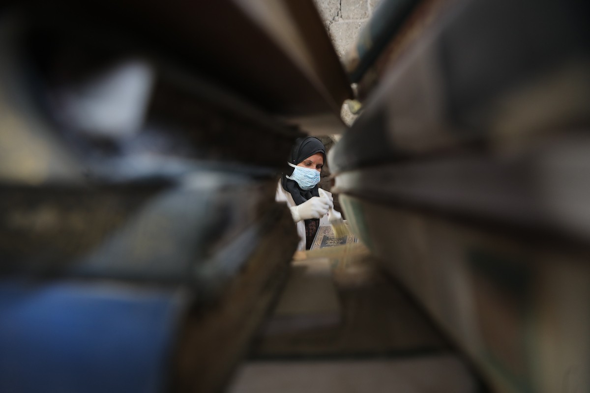 عملية الإنقاذ والترميم الأولية للكتب والمخطوطات بمكتبة الجامع العمري الكبير في البلدة القديمة بمدينة غزة في 2 مارس/آذار 2026.صورة: عمر أشتوي