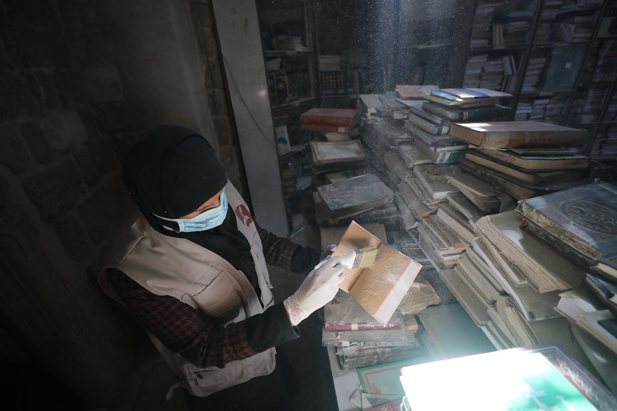 عملية الإنقاذ والترميم الأولية للكتب والمخطوطات بمكتبة الجامع العمري الكبير في البلدة القديمة بمدينة غزة في 2 مارس/آذار 2026.صورة: عمر أشتوي