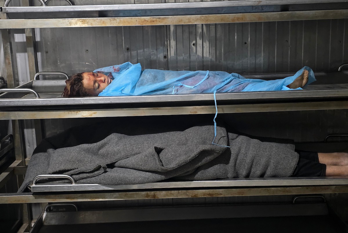 قُتل ثلاثة فلسطينيين، بينهم طفل وامرأة حامل، وأُصيب آخرون بجروح، إثر انهيار جدار على مخيم للنازحين في مواسي خان يونس، جنوب قطاع غزة، ليلة أمس، 16 مارس/آذار 2026. (صورة: طارق محمد)