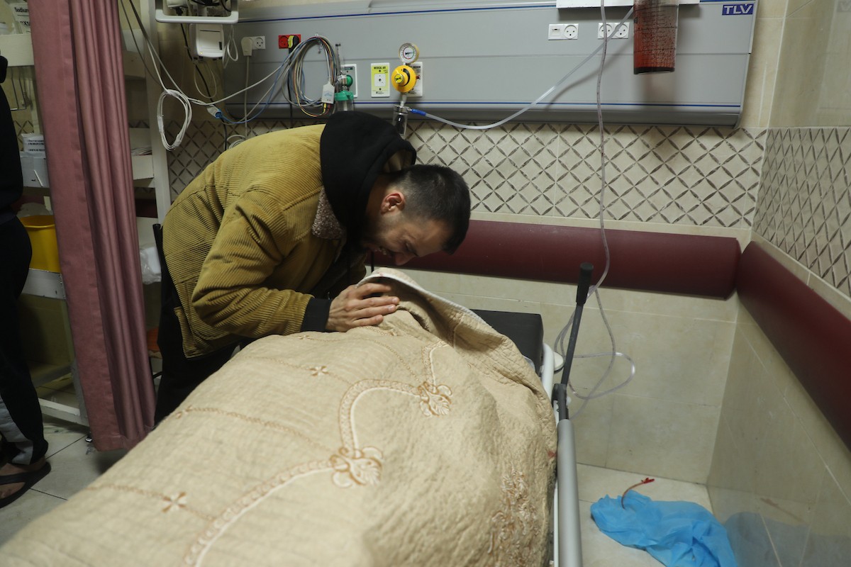 في الثاني من مارس/آذار 2026، نقل مسعفون وسكان محليون جثماني الفلسطينيين محمد وفهيم معمر، بعد استشهادهما على يد مستوطنين إسرائيليين في قرية قريوت، إلى مستشفى الرفيديا بمدينة نابلس في الضفة الغربية. وأعلنت وزارة الصحة الفلسطينية عن إصابة ثلاثة أشخاص آخرين، بينهم طفل. (صورة: محمد ناصر)