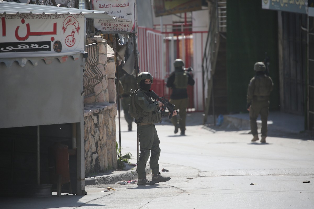 داهمت القوات الإسرائيلية مخيم عسكر للاجئين شرق نابلس في الضفة الغربية، في عملية عسكرية واسعة النطاق بتاريخ 2 مارس/آذار 2026. (صورة: محمد ناصر)