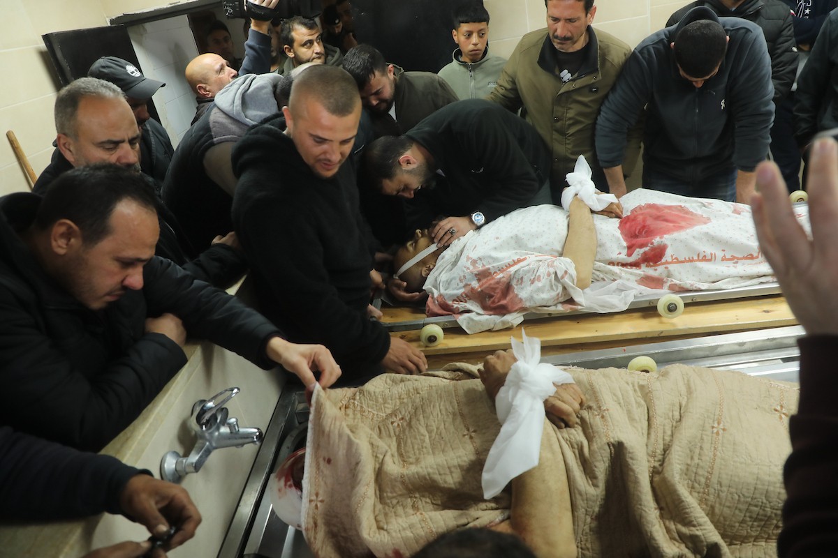 في الثاني من مارس/آذار 2026، نقل مسعفون وسكان محليون جثماني الفلسطينيين محمد وفهيم معمر، بعد استشهادهما على يد مستوطنين إسرائيليين في قرية قريوت، إلى مستشفى الرفيديا بمدينة نابلس في الضفة الغربية. وأعلنت وزارة الصحة الفلسطينية عن إصابة ثلاثة أشخاص آخرين، بينهم طفل. (صورة: محمد ناصر)