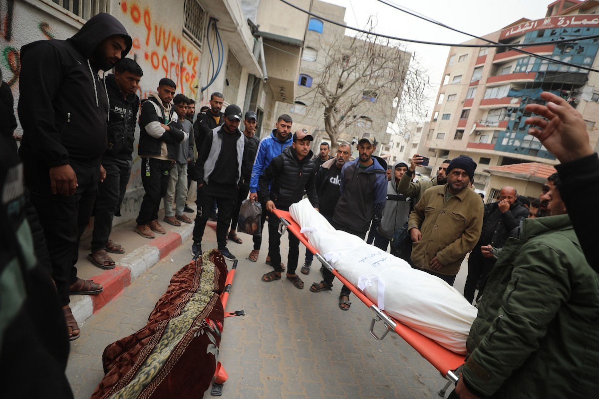 يُعرب الناس عن حزنهم العميق على جثامين ثلاثة فلسطينيين في مستشفى الشفاء بمدينة غزة، بعد استشهادهم بنيران الجيش الإسرائيلي، في 14 مارس/آذار 2026. صورة: عمر أشتوي