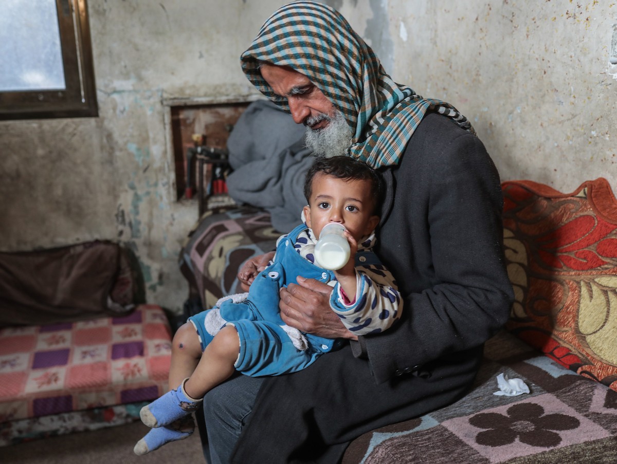 تعرض الرضيع جواد أسامة أبو نصار لإصابات جسدية ونفسية بعد اعتقاله هو ووالده من قبل القوات الإسرائيلية قرب مخيم المغازي للاجئين في قطاع غزة، 24 مارس/آذار 2026. صورة: رمزي أبو عامر