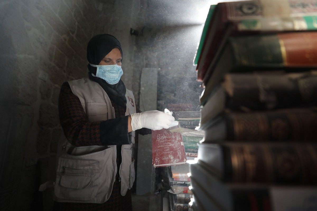عملية الإنقاذ والترميم الأولية للكتب والمخطوطات بمكتبة الجامع العمري الكبير في البلدة القديمة بمدينة غزة في 2 مارس/آذار 2026.صورة: عمر أشتوي