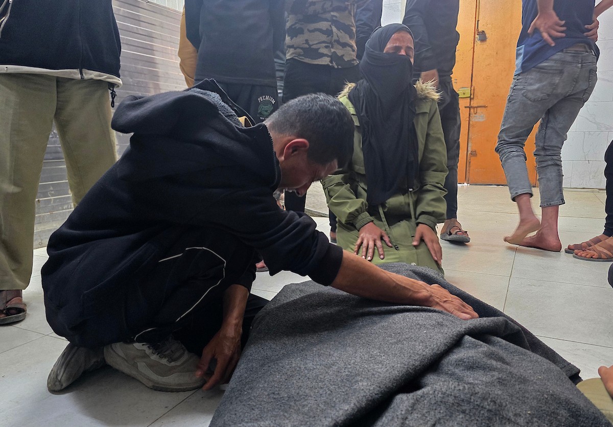 وصل جثمان المواطن الفلسطيني أحمد أبو ريدة، الأسير السابق المفرج عنه من السجون الإسرائيلية، إلى مجمع ناصر الطبي بعد استهدافه بغارة جوية إسرائيلية قرب دوار بني سهيلة، شرق خان يونس جنوب قطاع غزة. 28 مارس/آذار 2026. تصوير: طارق محمد