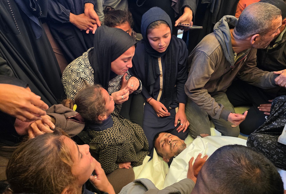 الفلسطينيون ينعون أحباءهم في أعقاب هجوم الجيش الإسرائيلي على خان يونس، غزة، في 4 مارس/آذار 2026. استشهد منتصر سعد سمور، 41 عامًا، في هجوم للجيش الإسرائيلي على بلدة بني سهيلة، شرق خان يونس، في انتهاك لوقف إطلاق النار. صورة: طارق محمد