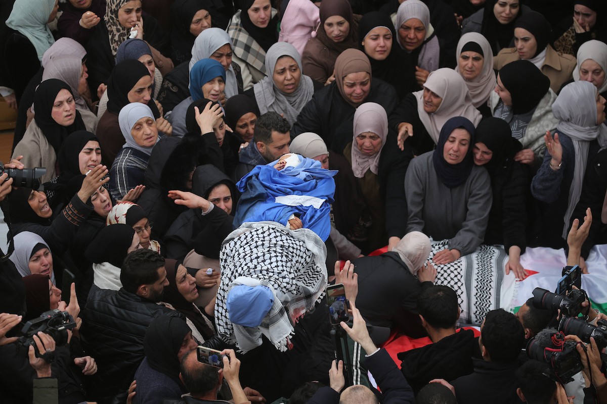 ووري جثمان أربعة فلسطينيين من عائلة واحدة، بينهم طفلان، الثرى في مسقط رأسهم بلدة طمون شمال الضفة الغربية. وقد قُتلوا برصاص جنود إسرائيليين داخل سيارتهم، بحسب وزارة الصحة الفلسطينية، 15 مارس/آذار 2026. تصوير: محمد ناصر