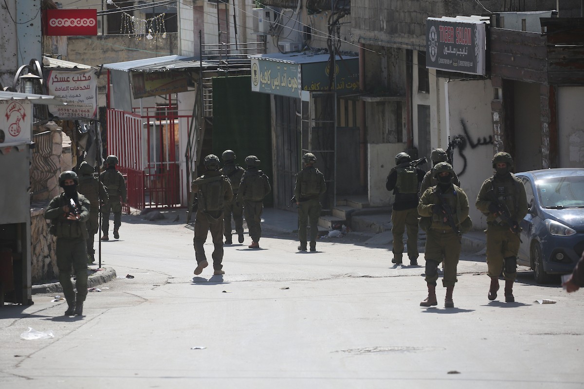 داهمت القوات الإسرائيلية مخيم عسكر للاجئين شرق نابلس في الضفة الغربية، في عملية عسكرية واسعة النطاق بتاريخ 2 مارس/آذار 2026. (صورة: محمد ناصر)