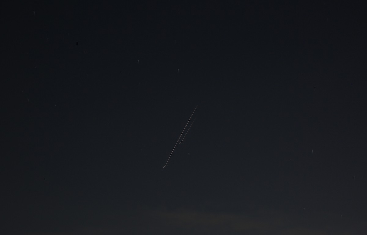 شوهدت صواريخ تعبر سماء الخليل في 28 فبراير/شباط 2026، (صورة: مأمون وزواز/ apaimages)