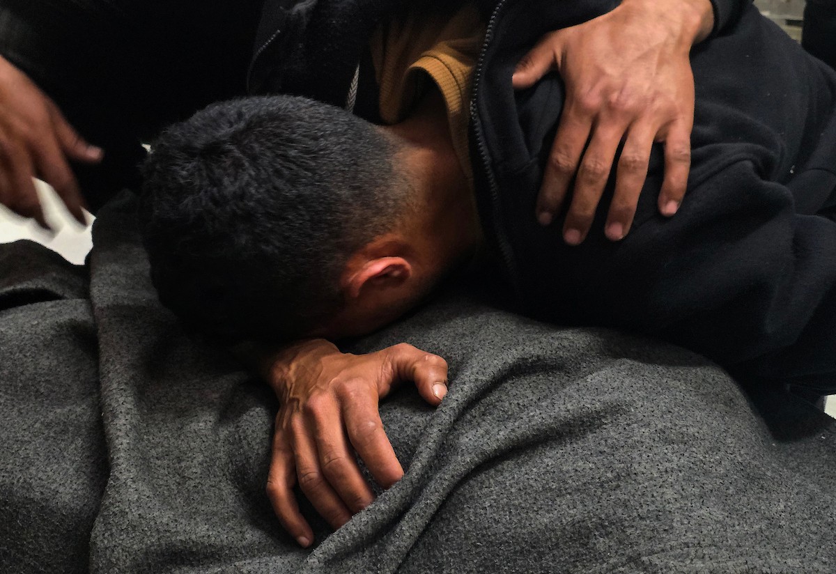 وصل جثمان المواطن الفلسطيني أحمد أبو ريدة، الأسير السابق المفرج عنه من السجون الإسرائيلية، إلى مجمع ناصر الطبي بعد استهدافه بغارة جوية إسرائيلية قرب دوار بني سهيلة، شرق خان يونس جنوب قطاع غزة. 28 مارس/آذار 2026. تصوير: طارق محمد