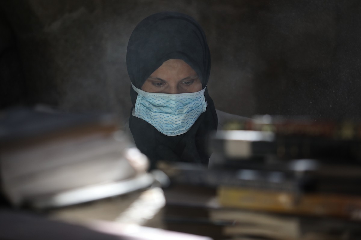 عملية الإنقاذ والترميم الأولية للكتب والمخطوطات بمكتبة الجامع العمري الكبير في البلدة القديمة بمدينة غزة في 2 مارس/آذار 2026.صورة: عمر أشتوي