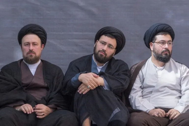 من اليمين.. ياسر، علي، وحسن الخميني (حساب أحمد الخميني على إنستغرام).webp