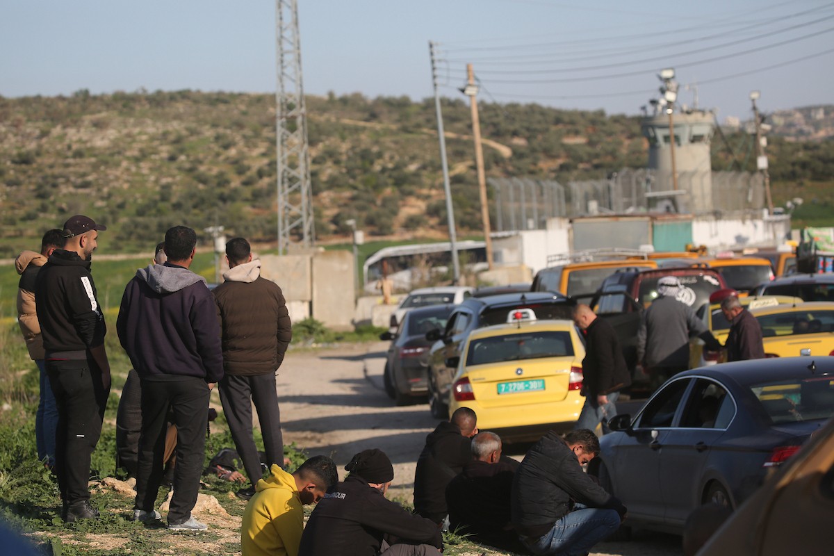 فلسطينيون ينتظرون عند حاجز عسكري إسرائيلي قرب نابلس، بعد أن أغلقت القوات الإسرائيلية نقاط التفتيش والبوابات الحديدية عند مداخل المدن، في أعقاب الهجمات المستمرة بين إسرائيل وإيران، 3 مارس/آذار 2026. صورة: محمد ناصر