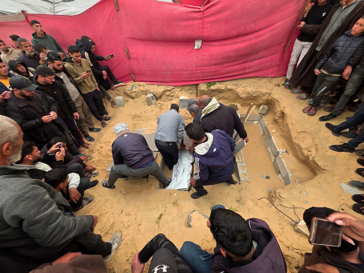 ينعى الفلسطينيون اثنين من عناصر الشرطة الفلسطينية اللذين استشهدا فجر اليوم في غارة إسرائيلية استهدفت نقطة تفتيش أمنية في خان يونس، وسط حزن وغضب عارمين بين السكان. خان يونس، 14 مارس/آذار 2026. صورة: طارق محمد