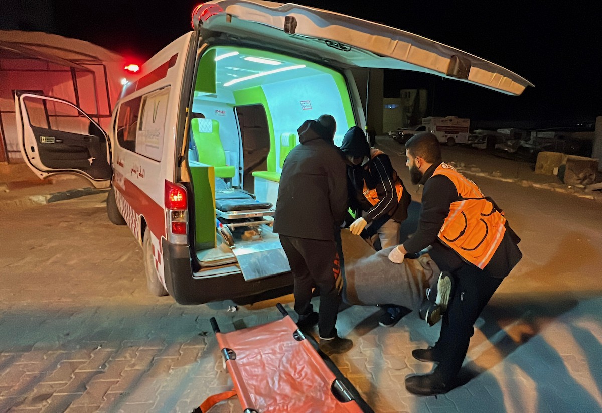 ودّع فلسطينيون جثامين ستة مواطنين، بينهم ثلاثة من رجال الشرطة، قُتلوا في غارات إسرائيلية، بحسب مسعفين، في مستشفى ناصر بخان يونس، جنوب قطاع غزة، في 29 مارس/آذار 2026. (صورة: طارق محمد)