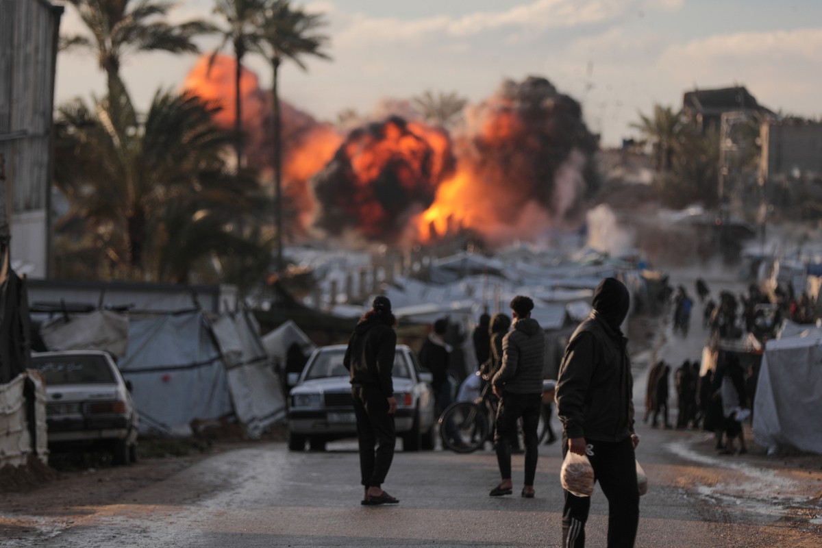 شنت طائرات حربية إسرائيلية غارة جوية قرب مخيم للنازحين في دير البلح بوسط قطاع غزة في 25 مارس/آذار 2026. أسفر الهجوم عن استشهاد شخص وإصابة آخرين. ولا يزال العنف مستمراً في غزة رغم وقف إطلاق النار الذي دخل حيز التنفيذ في 10 أكتوبر/تشرين الأول، . (صورة: رمزي أبو عامر)