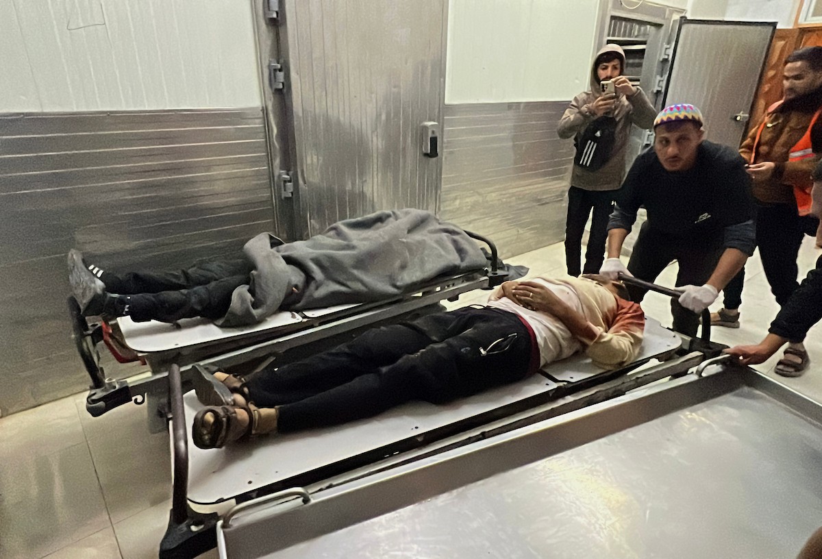 ودّع فلسطينيون جثامين ستة مواطنين، بينهم ثلاثة من رجال الشرطة، قُتلوا في غارات إسرائيلية، بحسب مسعفين، في مستشفى ناصر بخان يونس، جنوب قطاع غزة، في 29 مارس/آذار 2026. (صورة: طارق محمد)