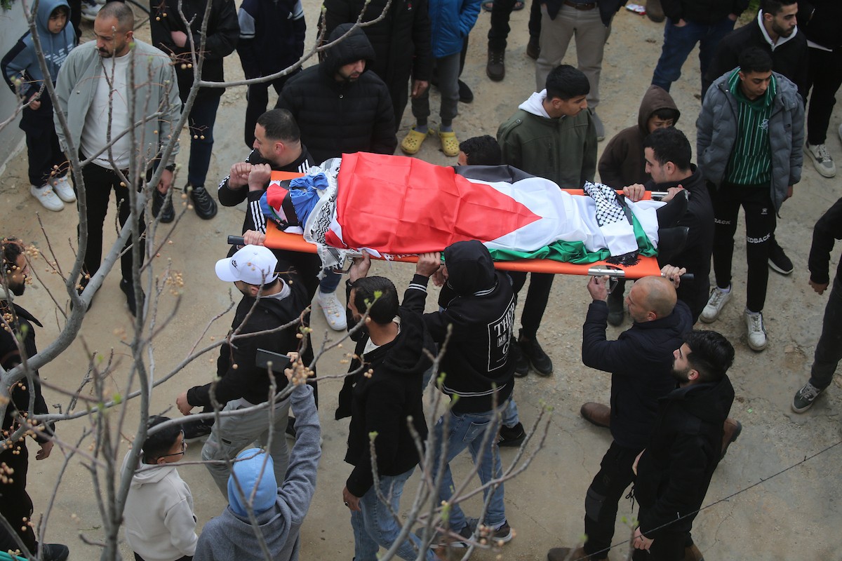 ووري جثمان أربعة فلسطينيين من عائلة واحدة، بينهم طفلان، الثرى في مسقط رأسهم بلدة طمون شمال الضفة الغربية. وقد قُتلوا برصاص جنود إسرائيليين داخل سيارتهم، بحسب وزارة الصحة الفلسطينية، 15 مارس/آذار 2026. تصوير: محمد ناصر