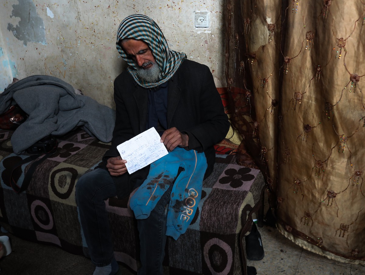 تعرض الرضيع جواد أسامة أبو نصار لإصابات جسدية ونفسية بعد اعتقاله هو ووالده من قبل القوات الإسرائيلية قرب مخيم المغازي للاجئين في قطاع غزة، 24 مارس/آذار 2026. صورة: رمزي أبو عامر