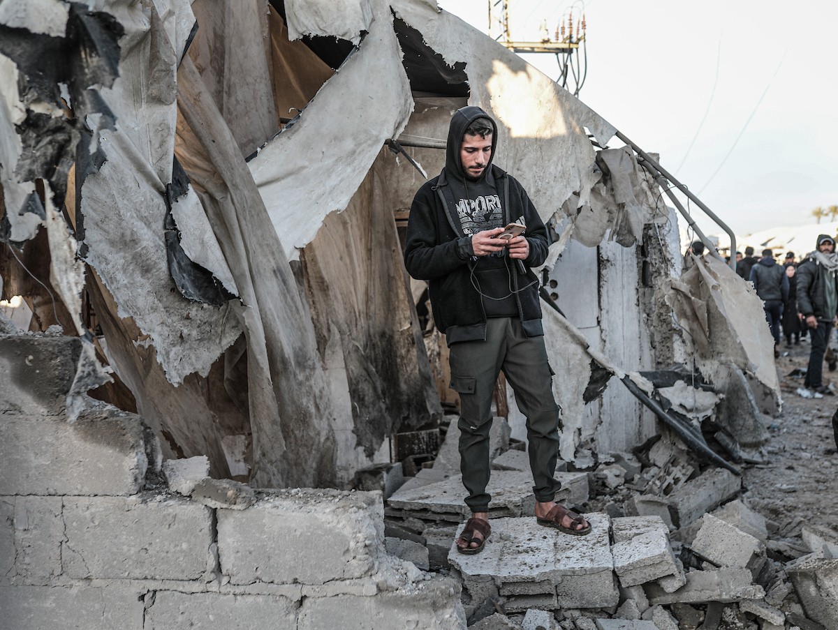 شنت طائرات حربية إسرائيلية غارة جوية قرب مخيم للنازحين في دير البلح بوسط قطاع غزة في 25 مارس/آذار 2026. أسفر الهجوم عن استشهاد شخص وإصابة آخرين. ولا يزال العنف مستمراً في غزة رغم وقف إطلاق النار الذي دخل حيز التنفيذ في 10 أكتوبر/تشرين الأول، . (صورة: رمزي أبو عامر)