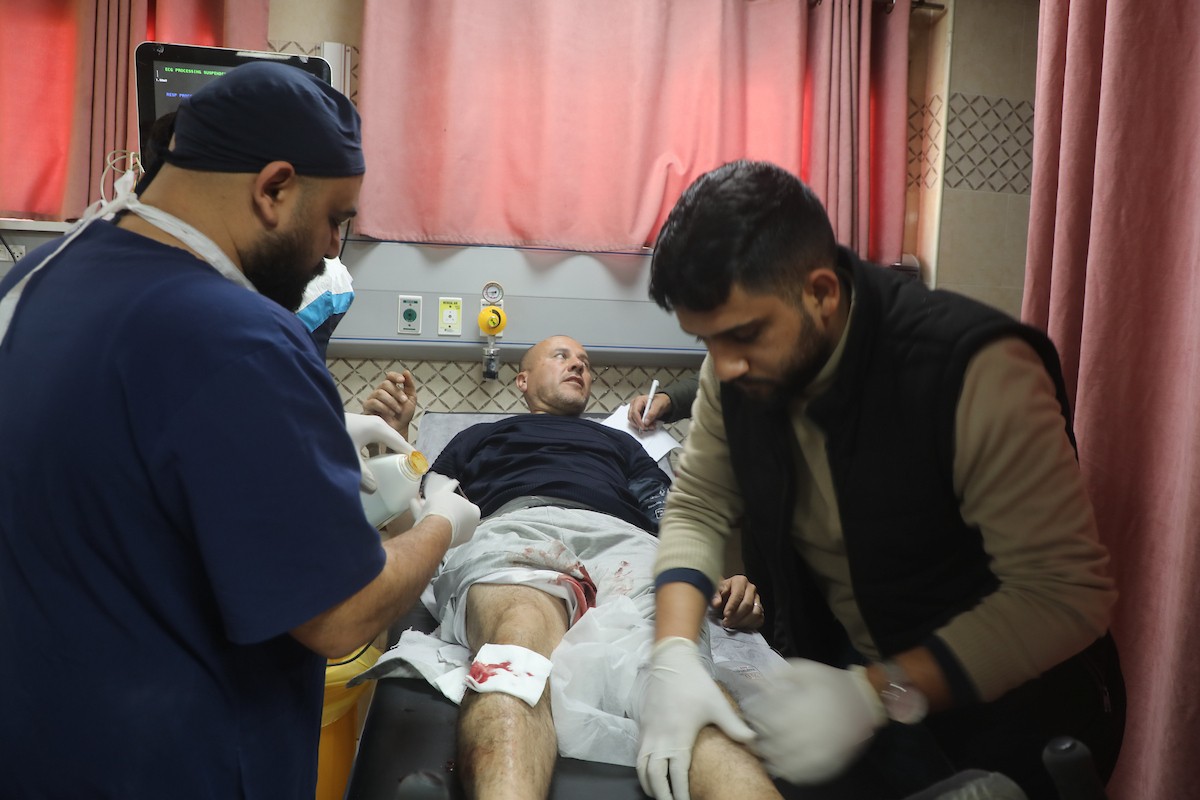 في الثاني من مارس/آذار 2026، نقل مسعفون وسكان محليون جثماني الفلسطينيين محمد وفهيم معمر، بعد استشهادهما على يد مستوطنين إسرائيليين في قرية قريوت، إلى مستشفى الرفيديا بمدينة نابلس في الضفة الغربية. وأعلنت وزارة الصحة الفلسطينية عن إصابة ثلاثة أشخاص آخرين، بينهم طفل. (صورة: محمد ناصر)