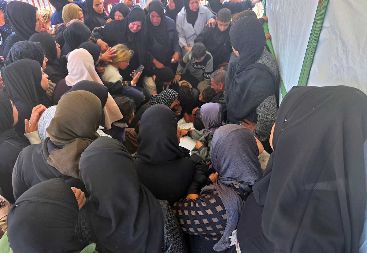 تشييع جثامين ثلاثة فلسطينيين، بينهم طفل وامرأة حامل، لقوا حتفهم جراء انهيار جدار على مخيم للنازحين في مواسي خان يونس، جنوب قطاع غزة، ليلة أمس، 16 مارس/آذار 2026. (صورة: طارق محمد)