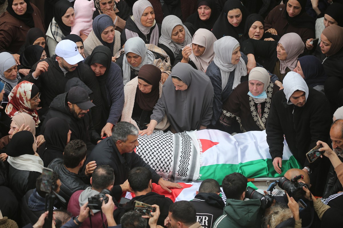 ووري جثمان أربعة فلسطينيين من عائلة واحدة، بينهم طفلان، الثرى في مسقط رأسهم بلدة طمون شمال الضفة الغربية. وقد قُتلوا برصاص جنود إسرائيليين داخل سيارتهم، بحسب وزارة الصحة الفلسطينية، 15 مارس/آذار 2026. تصوير: محمد ناصر