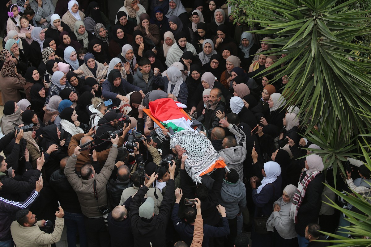 ووري جثمان أربعة فلسطينيين من عائلة واحدة، بينهم طفلان، الثرى في مسقط رأسهم بلدة طمون شمال الضفة الغربية. وقد قُتلوا برصاص جنود إسرائيليين داخل سيارتهم، بحسب وزارة الصحة الفلسطينية، 15 مارس/آذار 2026. تصوير: محمد ناصر