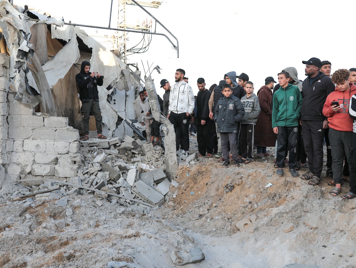 شنت طائرات حربية إسرائيلية غارة جوية قرب مخيم للنازحين في دير البلح بوسط قطاع غزة في 25 مارس/آذار 2026. أسفر الهجوم عن استشهاد شخص وإصابة آخرين. ولا يزال العنف مستمراً في غزة رغم وقف إطلاق النار الذي دخل حيز التنفيذ في 10 أكتوبر/تشرين الأول، . (صورة: رمزي أبو عامر)