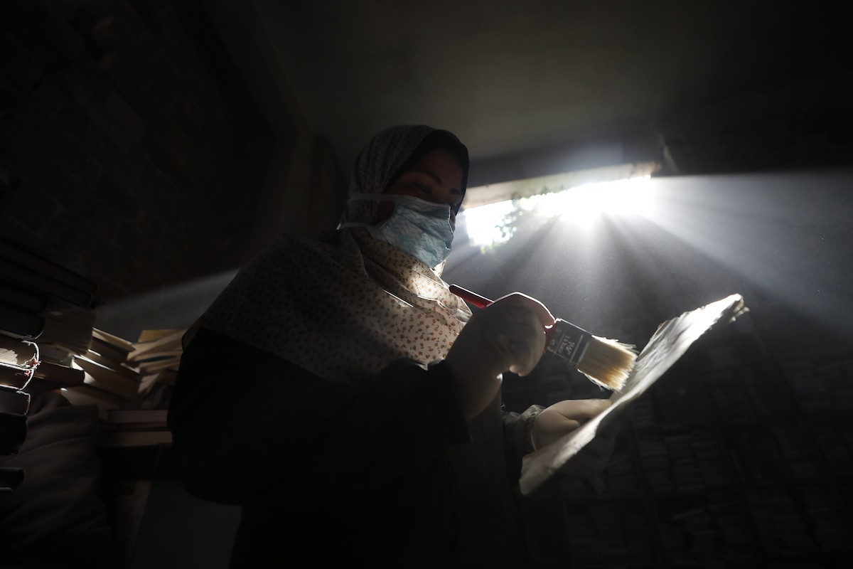 عملية الإنقاذ والترميم الأولية للكتب والمخطوطات بمكتبة الجامع العمري الكبير في البلدة القديمة بمدينة غزة في 2 مارس/آذار 2026.صورة: عمر أشتوي