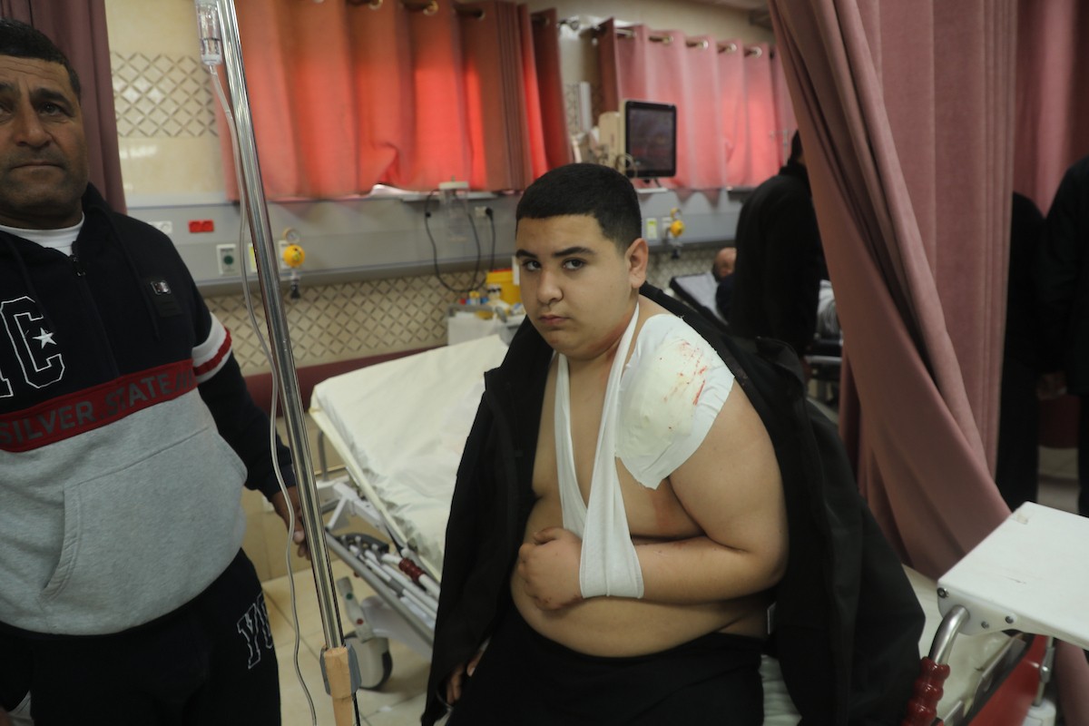 في الثاني من مارس/آذار 2026، نقل مسعفون وسكان محليون جثماني الفلسطينيين محمد وفهيم معمر، بعد استشهادهما على يد مستوطنين إسرائيليين في قرية قريوت، إلى مستشفى الرفيديا بمدينة نابلس في الضفة الغربية. وأعلنت وزارة الصحة الفلسطينية عن إصابة ثلاثة أشخاص آخرين، بينهم طفل. (صورة: محمد ناصر)