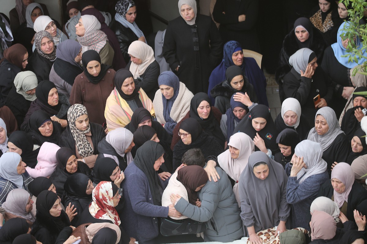 ووري جثمان أربعة فلسطينيين من عائلة واحدة، بينهم طفلان، الثرى في مسقط رأسهم بلدة طمون شمال الضفة الغربية. وقد قُتلوا برصاص جنود إسرائيليين داخل سيارتهم، بحسب وزارة الصحة الفلسطينية، 15 مارس/آذار 2026. تصوير: محمد ناصر