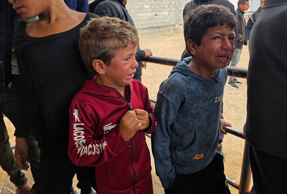 وصل جثمان الطفل مقبل بربخ إلى مستشفى ناصر بعد أن قُتل بنيران الجيش الإسرائيلي أثناء توجهه لاستلام طرد غذائي في شارع صلاح الدين، شرق خان يونس، جنوب قطاع غزة، في 29 مارس/آذار 2026. (صورة: طارق محمد)