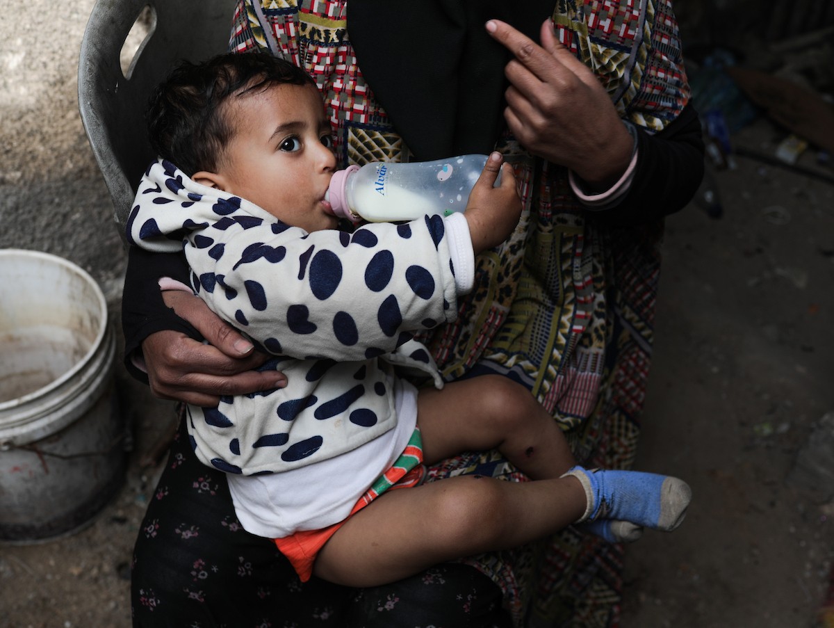 تعرض الرضيع جواد أسامة أبو نصار لإصابات جسدية ونفسية بعد اعتقاله هو ووالده من قبل القوات الإسرائيلية قرب مخيم المغازي للاجئين في قطاع غزة، 24 مارس/آذار 2026. صورة: رمزي أبو عامر