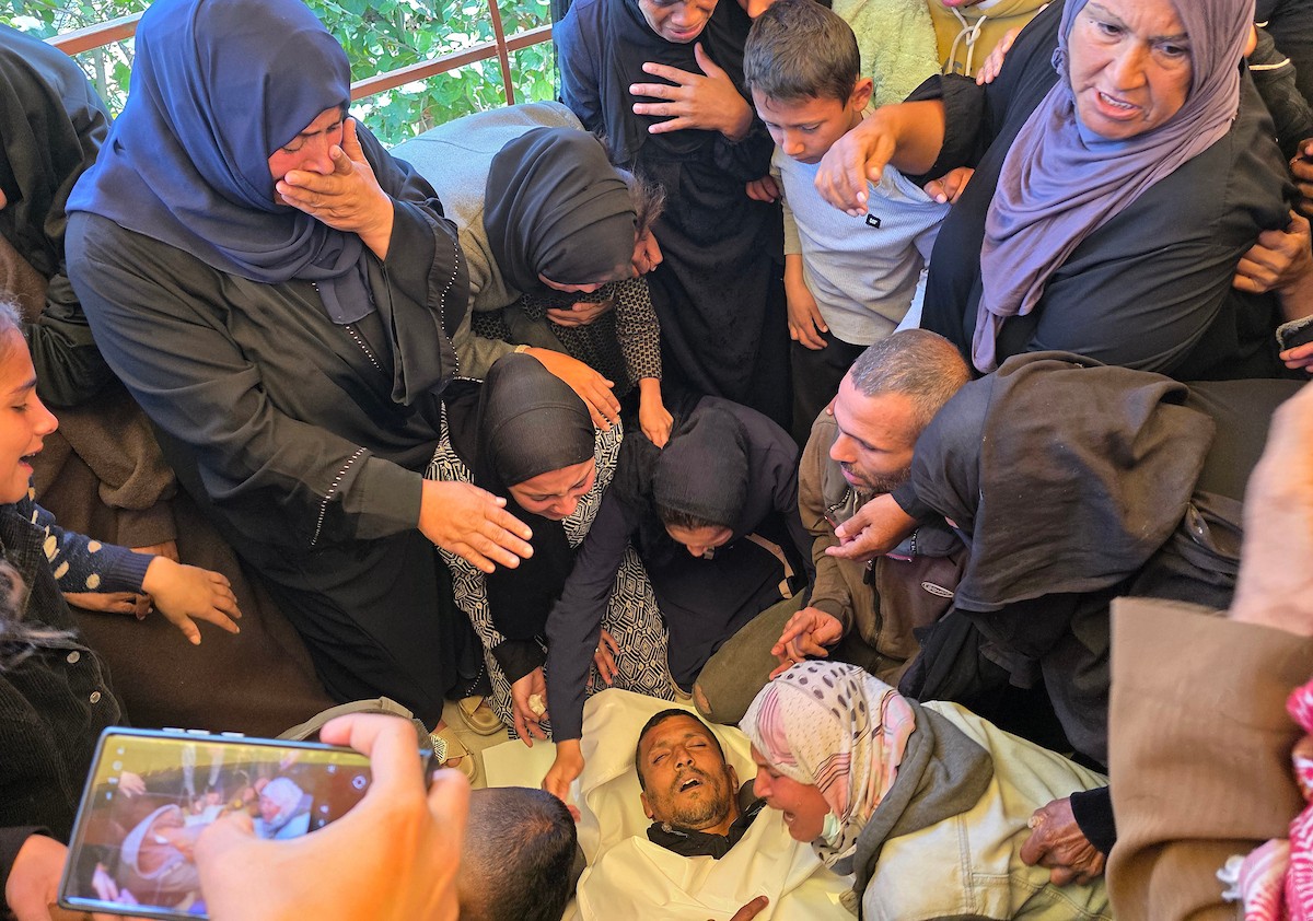 الفلسطينيون ينعون أحباءهم في أعقاب هجوم الجيش الإسرائيلي على خان يونس، غزة، في 4 مارس/آذار 2026. استشهد منتصر سعد سمور، 41 عامًا، في هجوم للجيش الإسرائيلي على بلدة بني سهيلة، شرق خان يونس، في انتهاك لوقف إطلاق النار. صورة: طارق محمد