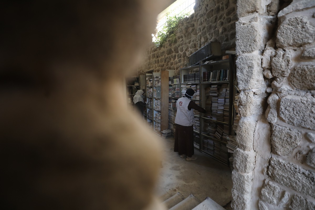 عملية الإنقاذ والترميم الأولية للكتب والمخطوطات بمكتبة الجامع العمري الكبير في البلدة القديمة بمدينة غزة في 2 مارس/آذار 2026.صورة: عمر أشتوي