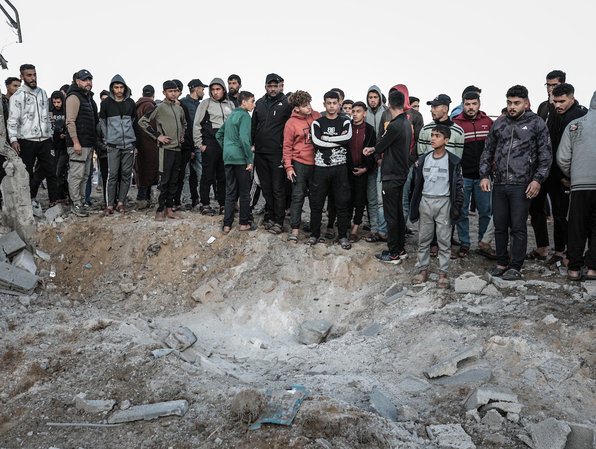 شنت طائرات حربية إسرائيلية غارة جوية قرب مخيم للنازحين في دير البلح بوسط قطاع غزة في 25 مارس/آذار 2026. أسفر الهجوم عن استشهاد شخص وإصابة آخرين. ولا يزال العنف مستمراً في غزة رغم وقف إطلاق النار الذي دخل حيز التنفيذ في 10 أكتوبر/تشرين الأول، . (صورة: رمزي أبو عامر)