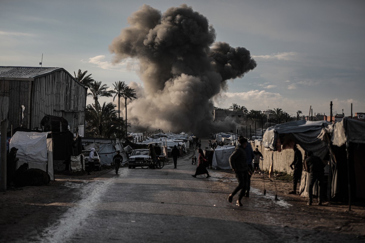 شنت طائرات حربية إسرائيلية غارة جوية قرب مخيم للنازحين في دير البلح بوسط قطاع غزة في 25 مارس/آذار 2026. أسفر الهجوم عن استشهاد شخص وإصابة آخرين. ولا يزال العنف مستمراً في غزة رغم وقف إطلاق النار الذي دخل حيز التنفيذ في 10 أكتوبر/تشرين الأول، . (صورة: رمزي أبو عامر)