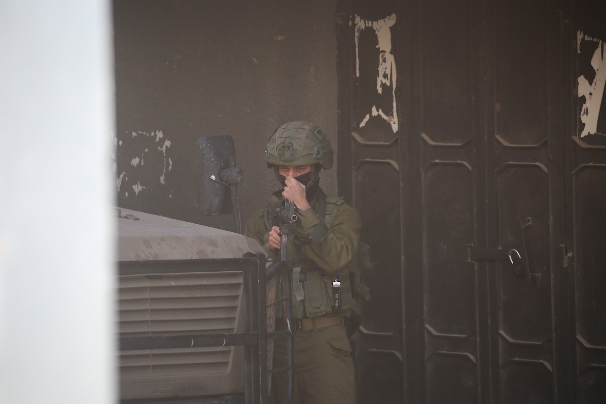 داهمت القوات الإسرائيلية مخيم عسكر للاجئين شرق نابلس في الضفة الغربية، في عملية عسكرية واسعة النطاق بتاريخ 2 مارس/آذار 2026. (صورة: محمد ناصر)