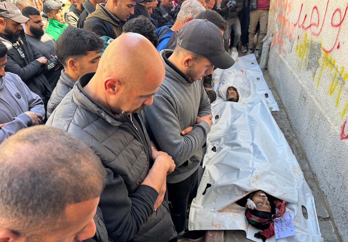 ودّع فلسطينيون جثماني الشقيقين سعيد وفهمي قدوم، اللذين استُشهدا في غارة جوية إسرائيلية بطائرة مسيّرة في حي الشجاعية شرق مدينة غزة، في 28 مارس/آذار 2026.