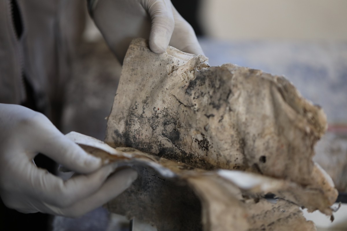 عملية الإنقاذ والترميم الأولية للكتب والمخطوطات بمكتبة الجامع العمري الكبير في البلدة القديمة بمدينة غزة في 2 مارس/آذار 2026.صورة: عمر أشتوي