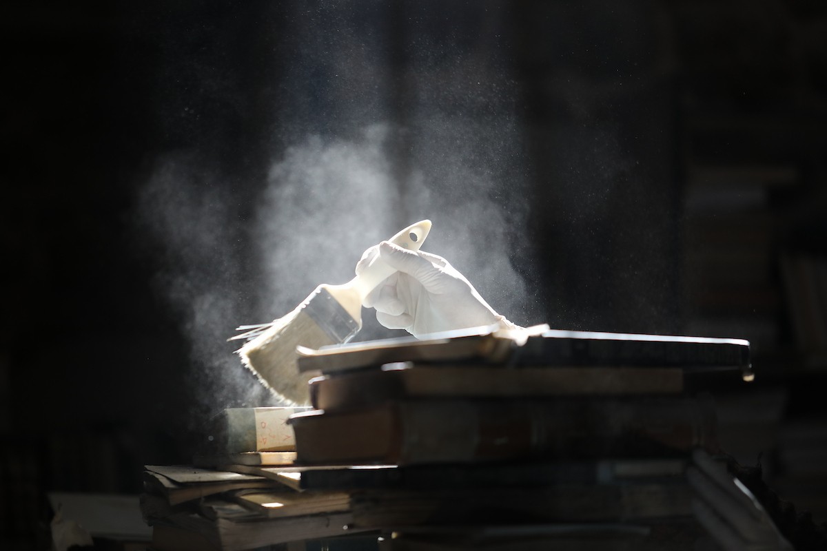 عملية الإنقاذ والترميم الأولية للكتب والمخطوطات بمكتبة الجامع العمري الكبير في البلدة القديمة بمدينة غزة في 2 مارس/آذار 2026.صورة: عمر أشتوي