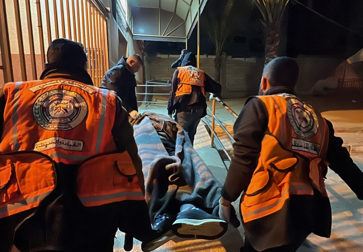 ودّع فلسطينيون جثامين ستة مواطنين، بينهم ثلاثة من رجال الشرطة، قُتلوا في غارات إسرائيلية، بحسب مسعفين، في مستشفى ناصر بخان يونس، جنوب قطاع غزة، في 29 مارس/آذار 2026. (صورة: طارق محمد)