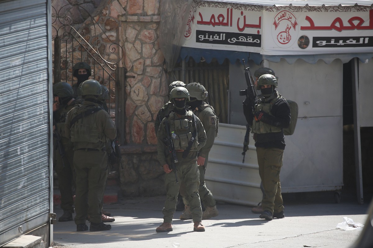 داهمت القوات الإسرائيلية مخيم عسكر للاجئين شرق نابلس في الضفة الغربية، في عملية عسكرية واسعة النطاق بتاريخ 2 مارس/آذار 2026. (صورة: محمد ناصر)