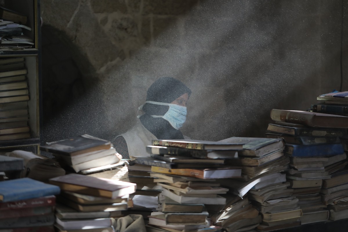 عملية الإنقاذ والترميم الأولية للكتب والمخطوطات بمكتبة الجامع العمري الكبير في البلدة القديمة بمدينة غزة في 2 مارس/آذار 2026.صورة: عمر أشتوي